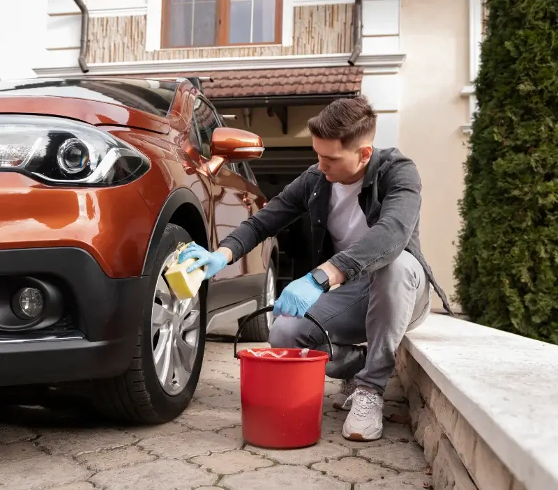 Lavage auto à domicile Saint-Rémy-de-Sillé : professionnel intervenant sur un véhicule